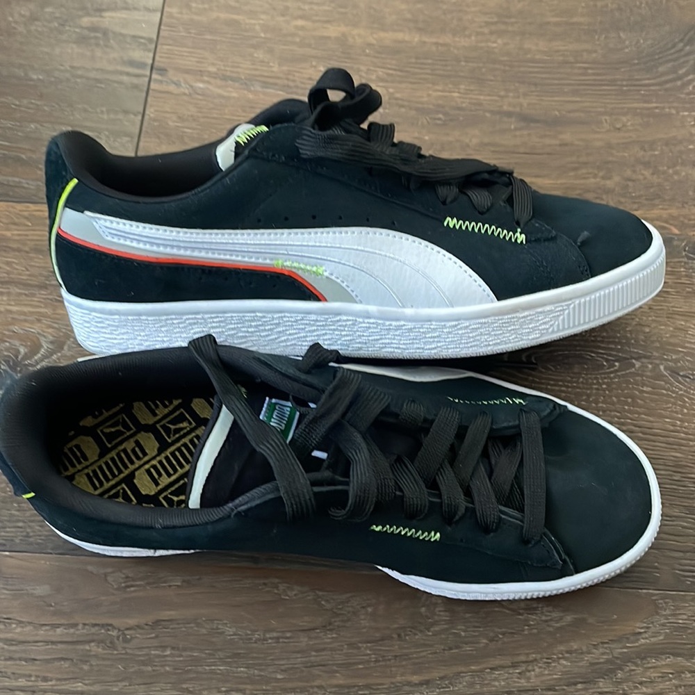 Puma Suede classic sneakers (7 boys= 8.5 womens)